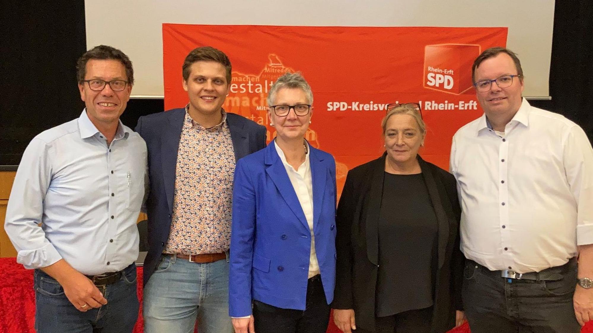 Auf dem Foto sind zwei Frauen und drei Männer auf einem Gruppenbild zu sehen.