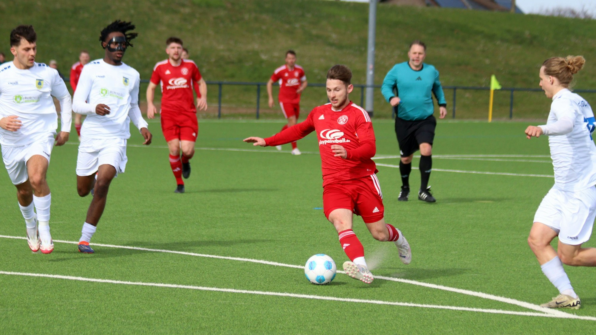 Devin Nickisch läuft durch die Lücken in der Dürener Verteidigung.