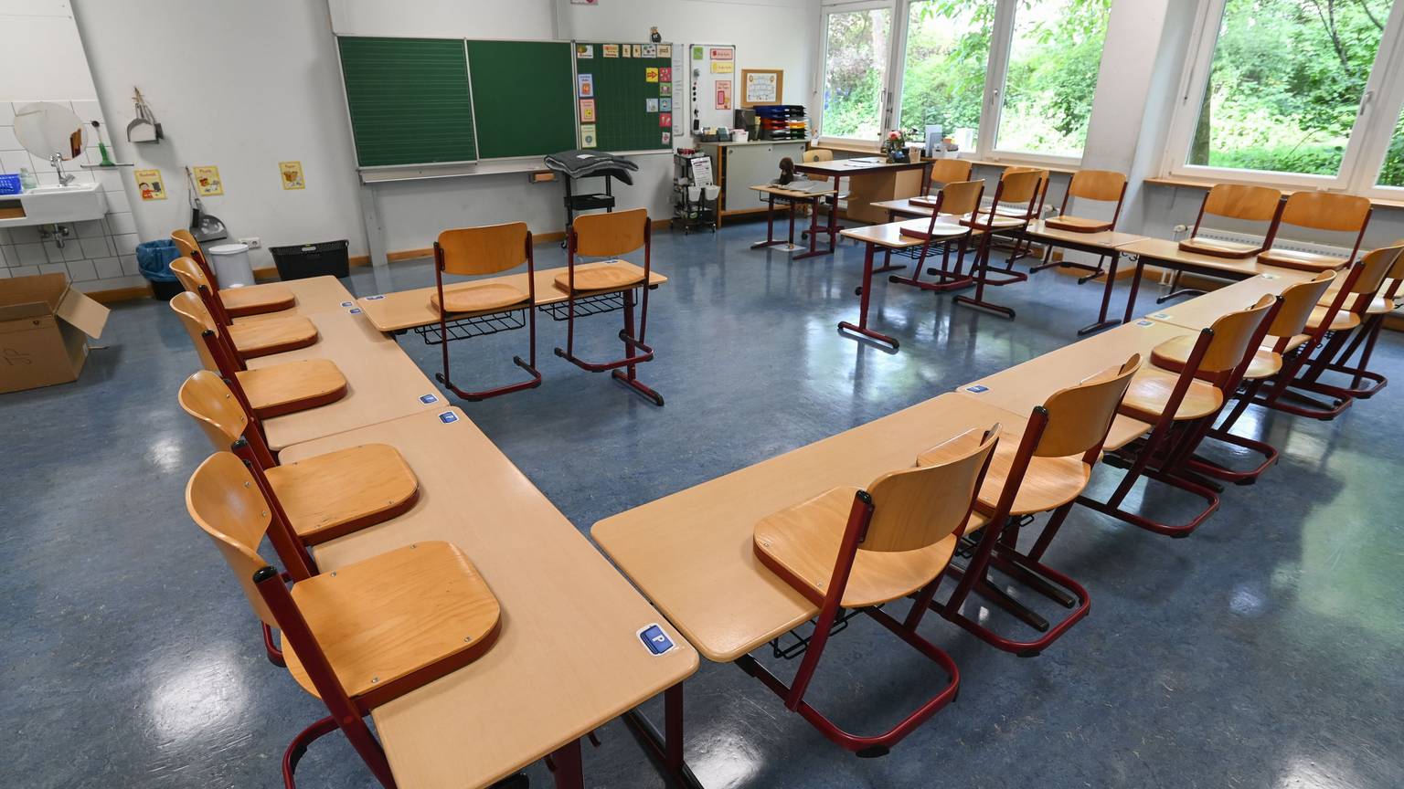 Auf dem Bild ist ein Klassenraum zu sehen. (Symbolbild)