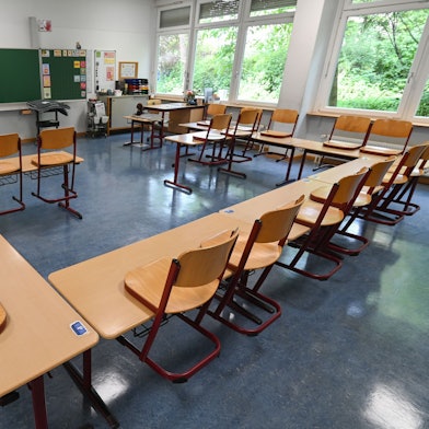 Auf dem Bild ist ein Klassenraum zu sehen. (Symbolbild)