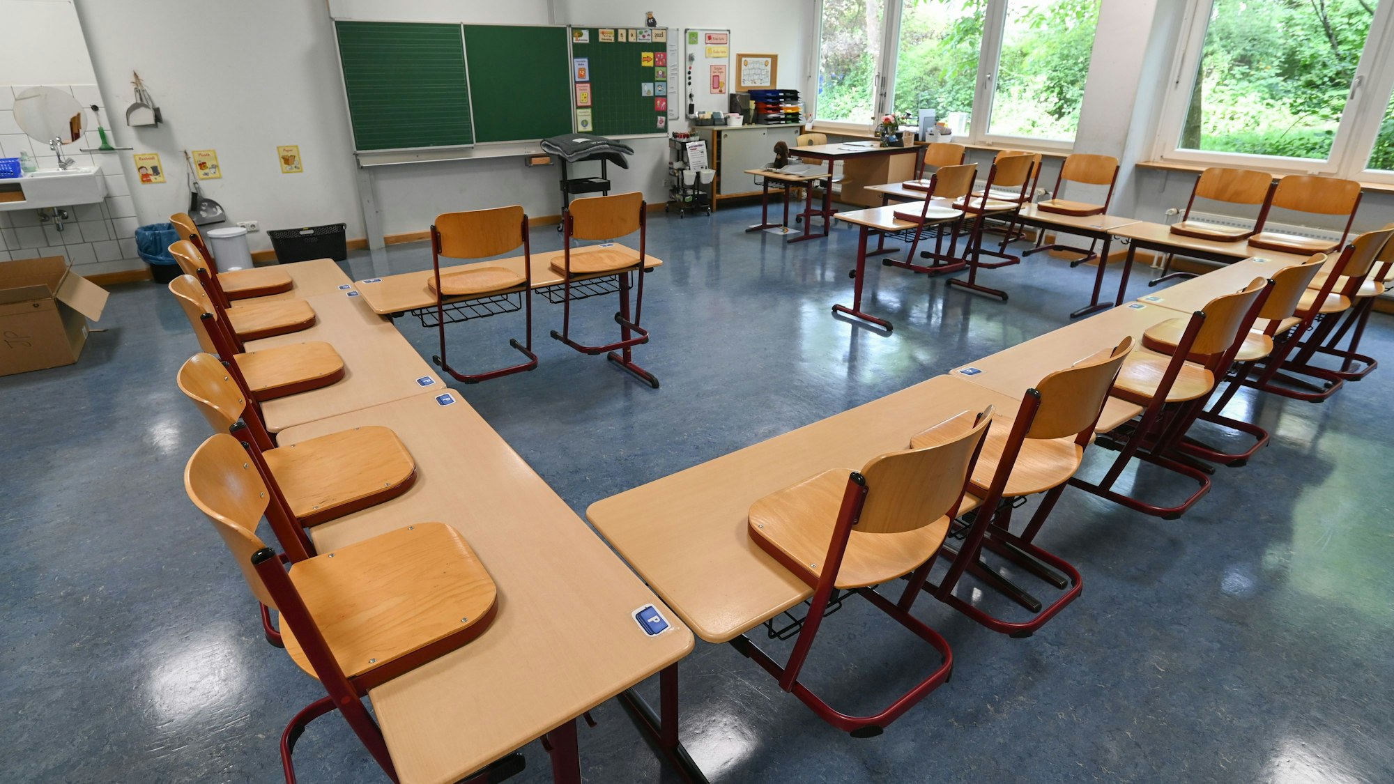 Auf dem Bild ist ein Klassenraum zu sehen. (Symbolbild)