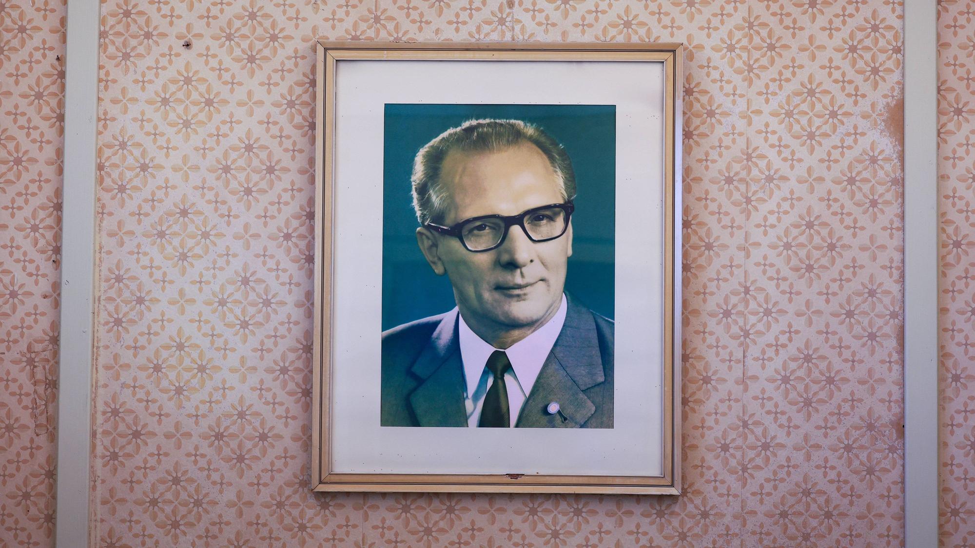 Porträt von Erich Honecker in der Gedenkstätte Deutsche Teilung Marienborn.