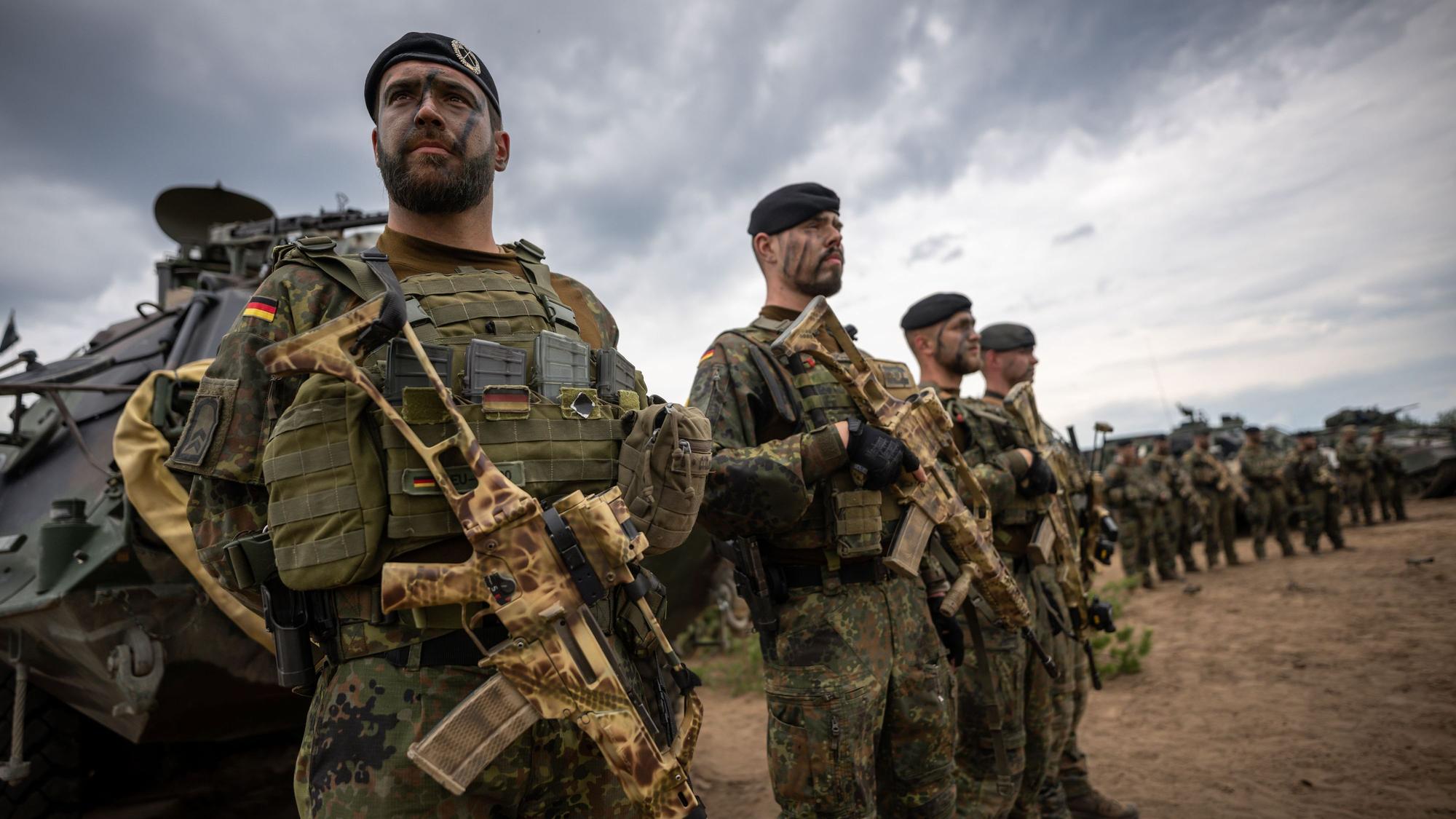 Soldaten der Bundeswehr, die Teil der „NATO Enhanced Forward Presence Battle Group“ sind, stehen im Camp Adrian Rohn in Litauen. (Archivbild)