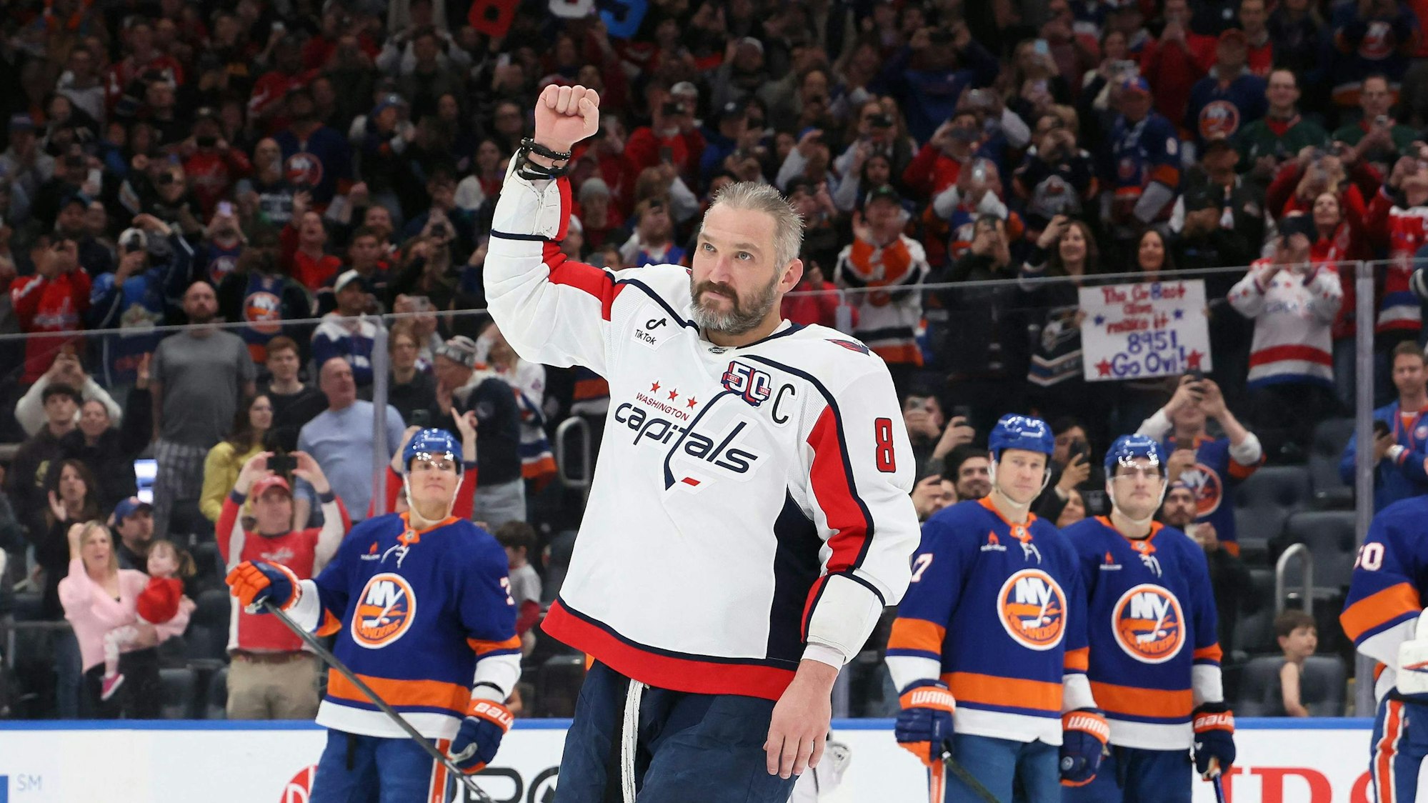 Unter dem Applaus der Gegner lässt sich Alex Owetschkin für sein 895. NHL-Tor feiern.