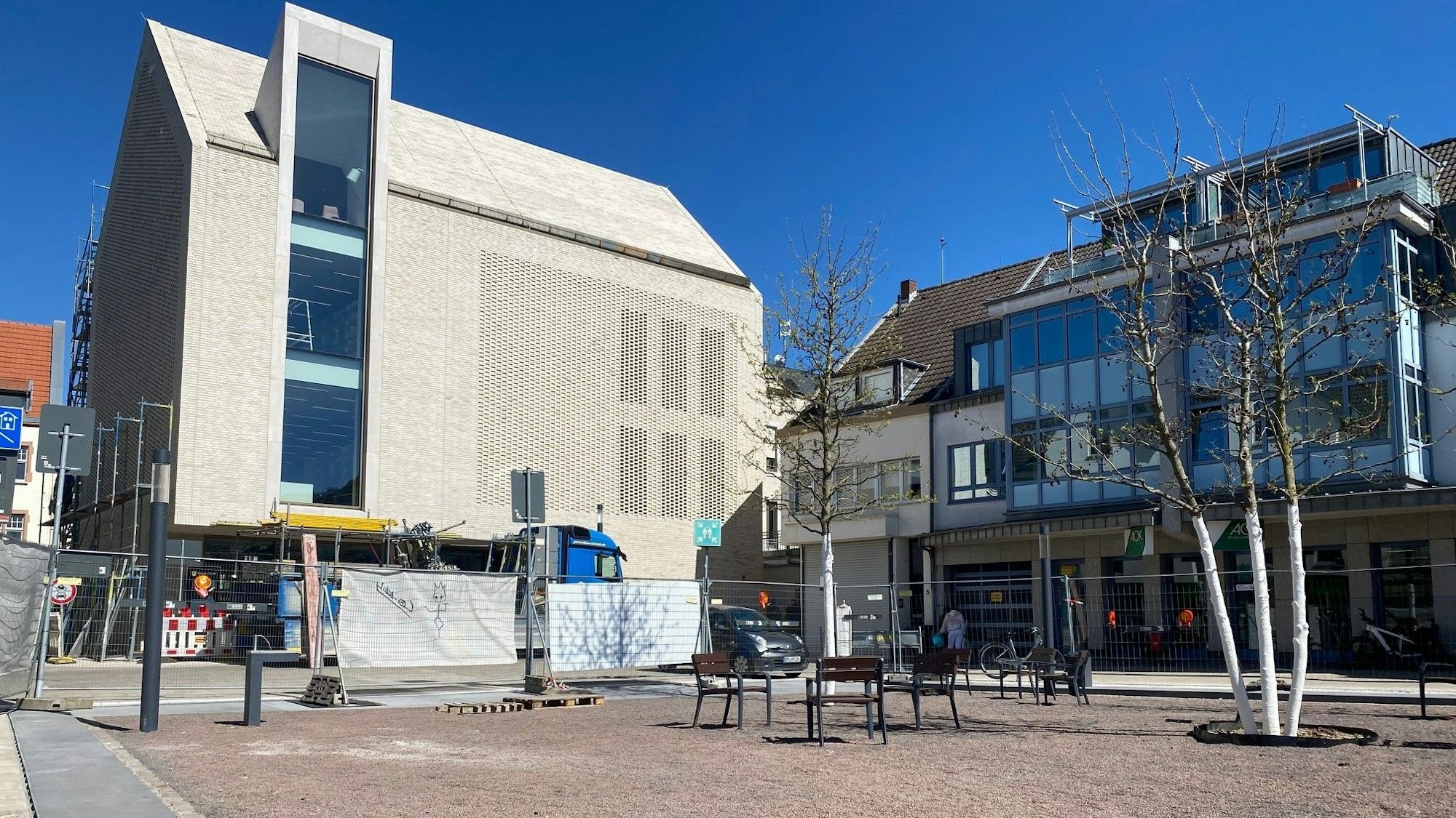 Zu sehen ist der Janshof und im Hintergrund das Rathaus.