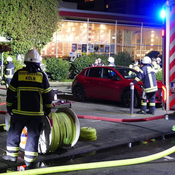 Feuerwehrleute stehen vor der Stadthalle nahe dem Wiener Platz.