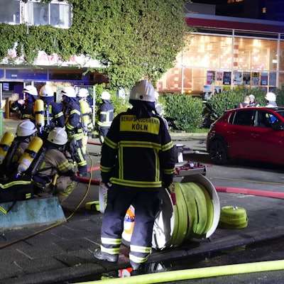 Feuerwehrleute stehen vor der Stadthalle nahe dem Wiener Platz.