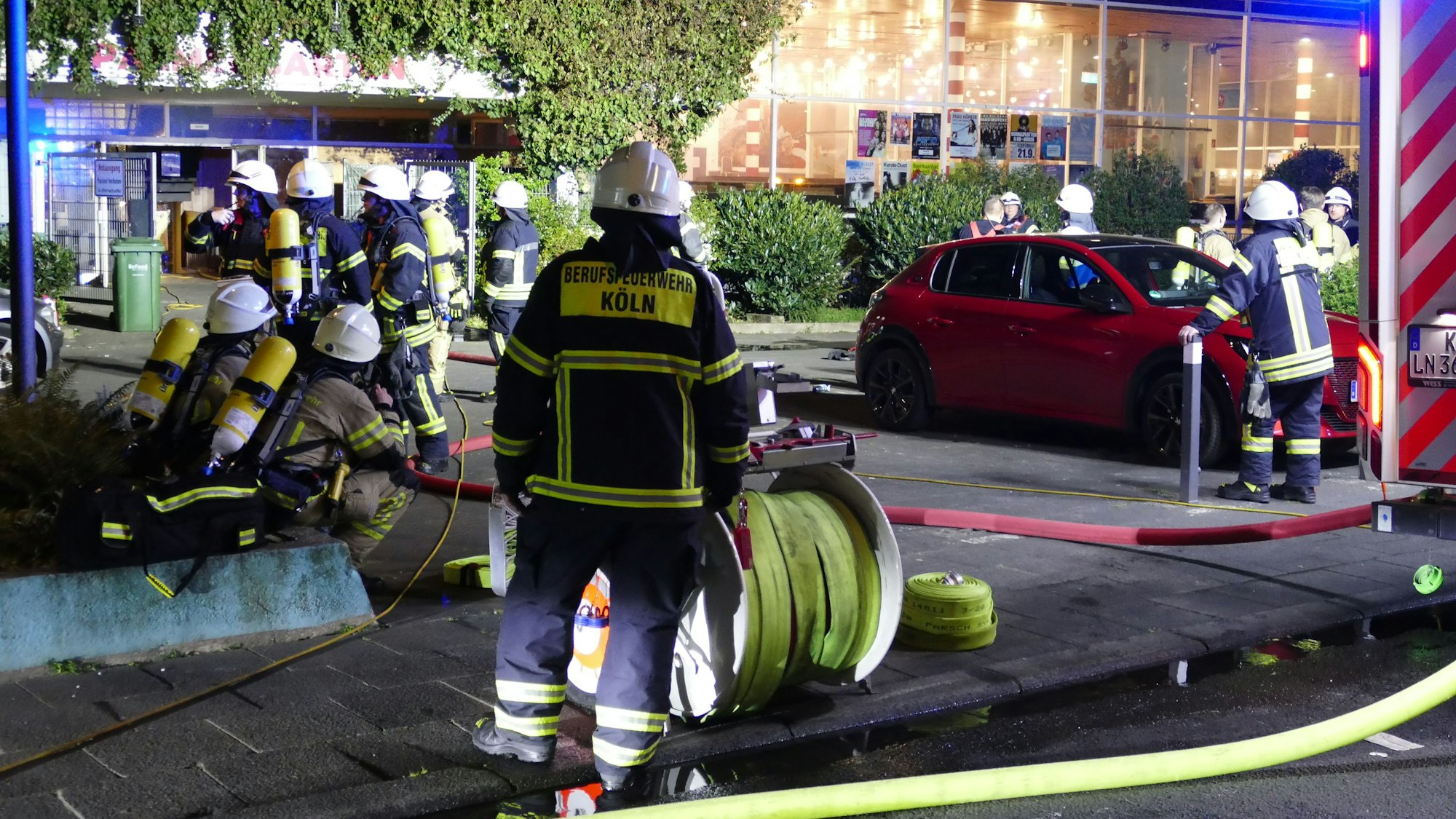 Feuerwehrleute stehen vor der Stadthalle nahe dem Wiener Platz.