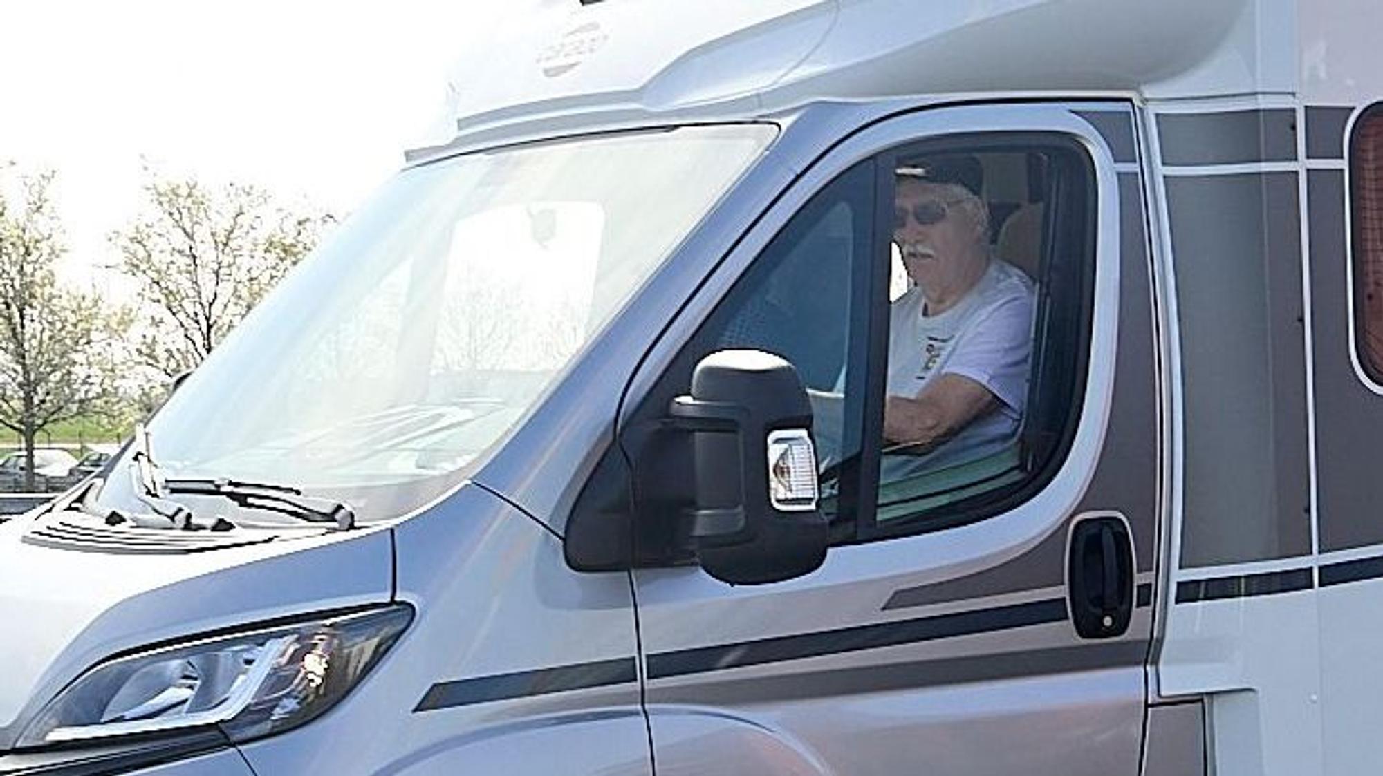 Andreas Düren steuert einen Camper.