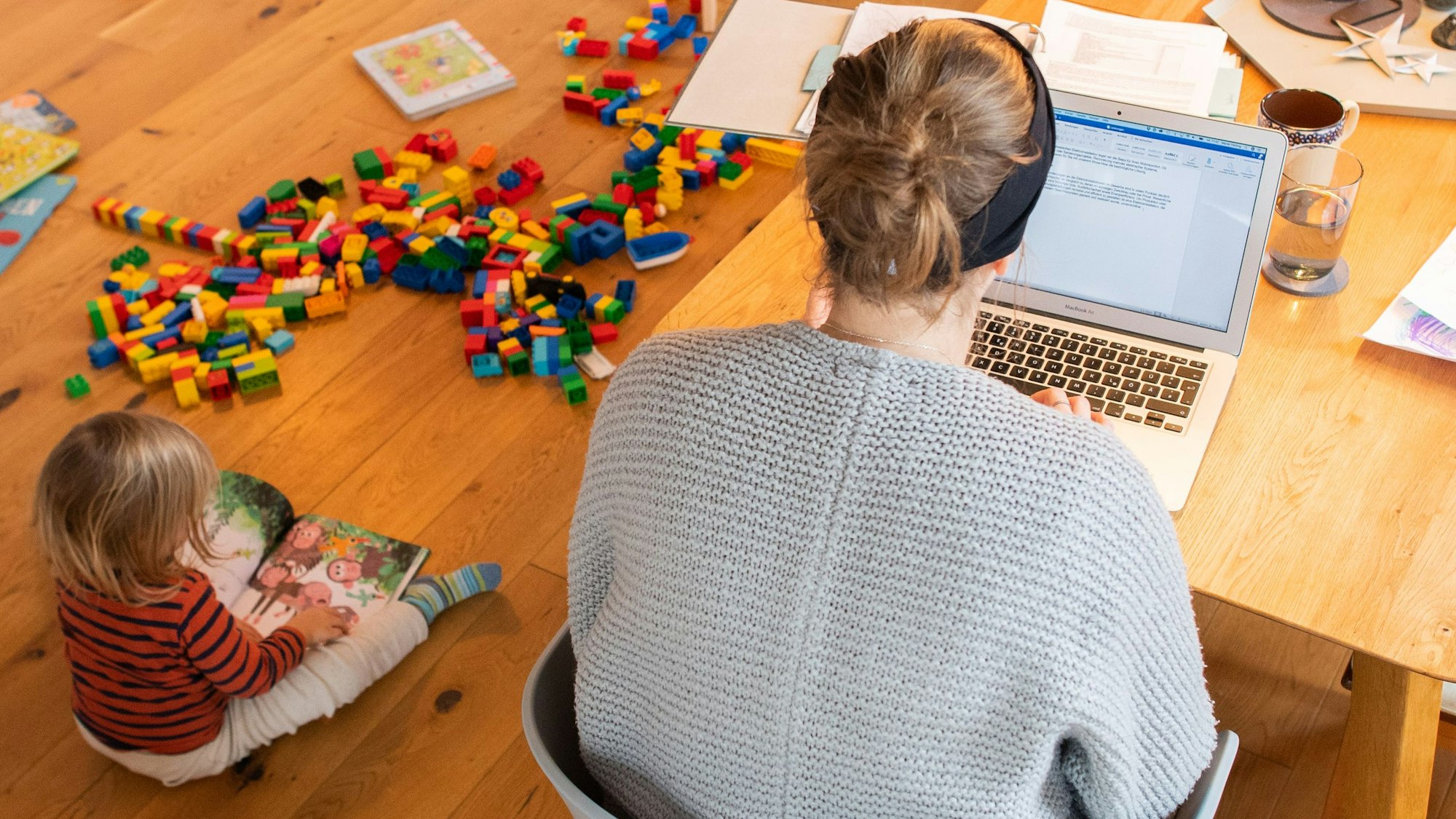 Immer mehr Unternehmen möchten, dass die Mitarbeitenden wieder häufiger zurück ins Büro kommen.