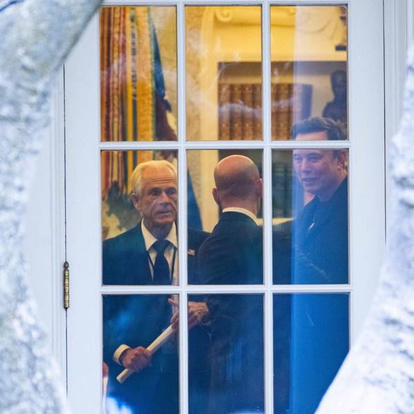 Das Bild zeigt Peter Navarro, Stephen Miller und Elon Musk bei Gesprächen an einem Fenster im Weißen Haus.