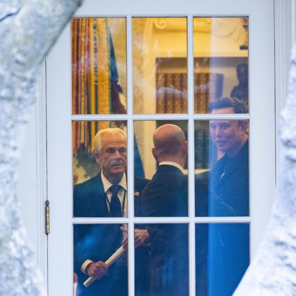 Das Bild zeigt Peter Navarro, Stephen Miller und Elon Musk bei Gesprächen an einem Fenster im Weißen Haus.