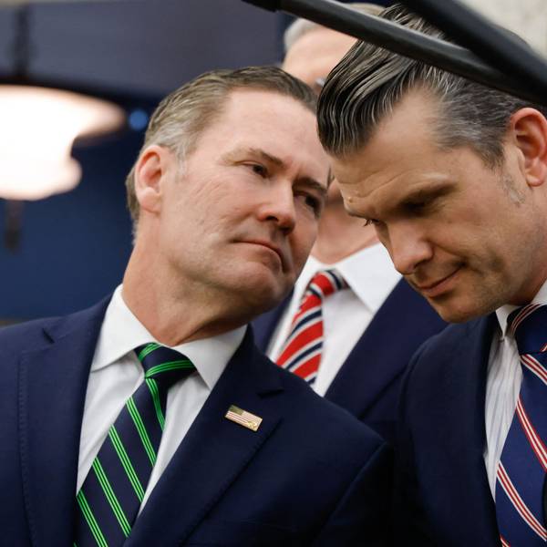 Sicherheitsberater Mike Waltz im Gespräch mit Verteidigungsminister Pete Hegseth: Auch sie waren in der Signal-Gruppe, in der Infos zu einem Militärschlag im Jemen besprochen wurden. (Archivbild)