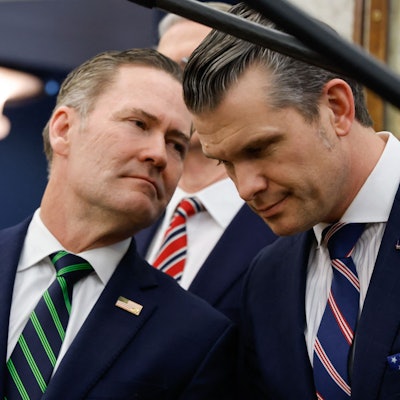 Sicherheitsberater Mike Waltz im Gespräch mit Verteidigungsminister Pete Hegseth: Auch sie waren in der Signal-Gruppe, in der Infos zu einem Militärschlag im Jemen besprochen wurden. (Archivbild)