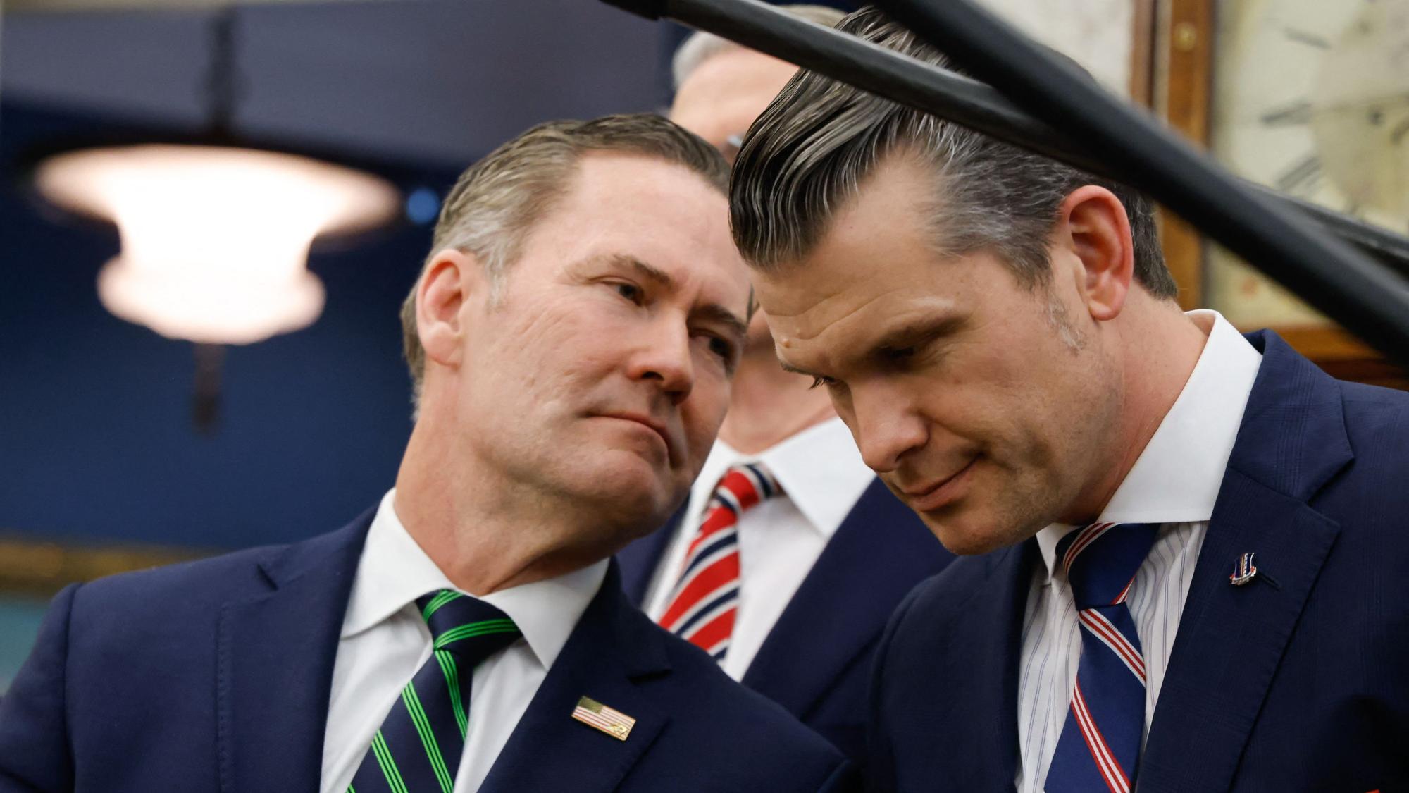 Sicherheitsberater Mike Waltz im Gespräch mit Verteidigungsminister Pete Hegseth: Auch sie waren in der Signal-Gruppe, in der Infos zu einem Militärschlag im Jemen besprochen wurden. (Archivbild)