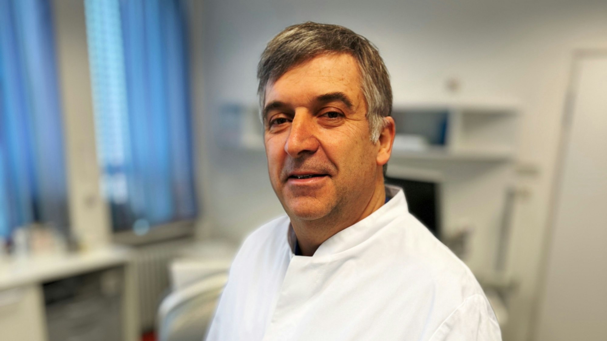 Das Bild zeigt Prof. Dr. Thomas Römer, Experte für Endometriose, Chefarzt der Abteilung für Gynäkologie und Geburtshilfe am Evangelischen Klinikum Köln Weyertal. Foto: Steffen Gerhards