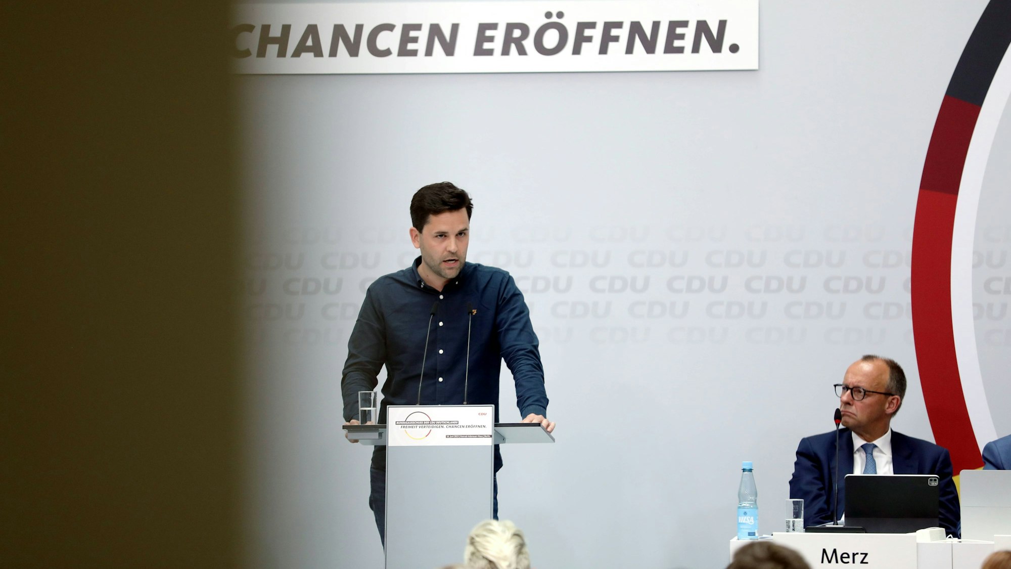 Berlin, Deutschland, 16.06.2023: Rede von Johannes Winkel, Chef / Bundesvorsitzender Junge Union Der als kleiner Parteitag bezeichnete Bundesausschuss der CDU Deutschlands im Konrad-Adenauer-Haus unter dem Motto Freiheit verteidigen - Chancen eröffnen , rechts hört Friedrich Merz zu *** Berlin, Germany, 16 06 2023 Speech by Johannes Winkel, Head of the Federal Chairman of the Junge Union The Federal Committee of the CDU Germany, known as a small party conference, at the Konrad Adenauer Haus under the motto Defending freedom Opening up opportunities , right listens to Friedrich Merz Copyright: xdtsxNachrichtenagenturx dts_19841