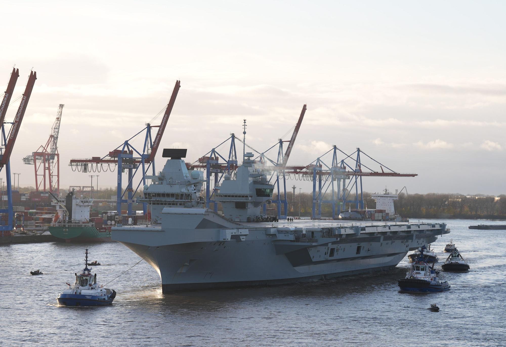 18.11.2024, Hamburg: Der Flugzeugträger «Queen Elizabeth» der britischen Marine fährt in den Hafen ein. Die HMS «Queen Elizabeth» besucht im Rahmen von Nato-Übungen für etwa eine Woche den Hamburger Hafen und legt am Kreuzfahrtterminal Steinwerder an. Foto: Marcus Brandt/dpa +++ dpa-Bildfunk +++