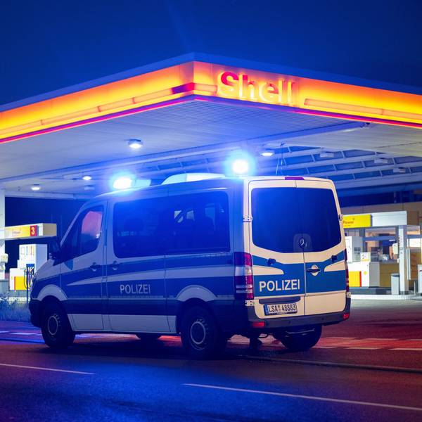 Die Polizei sichert den Tatort an einer Tankstelle (Symbolfoto).