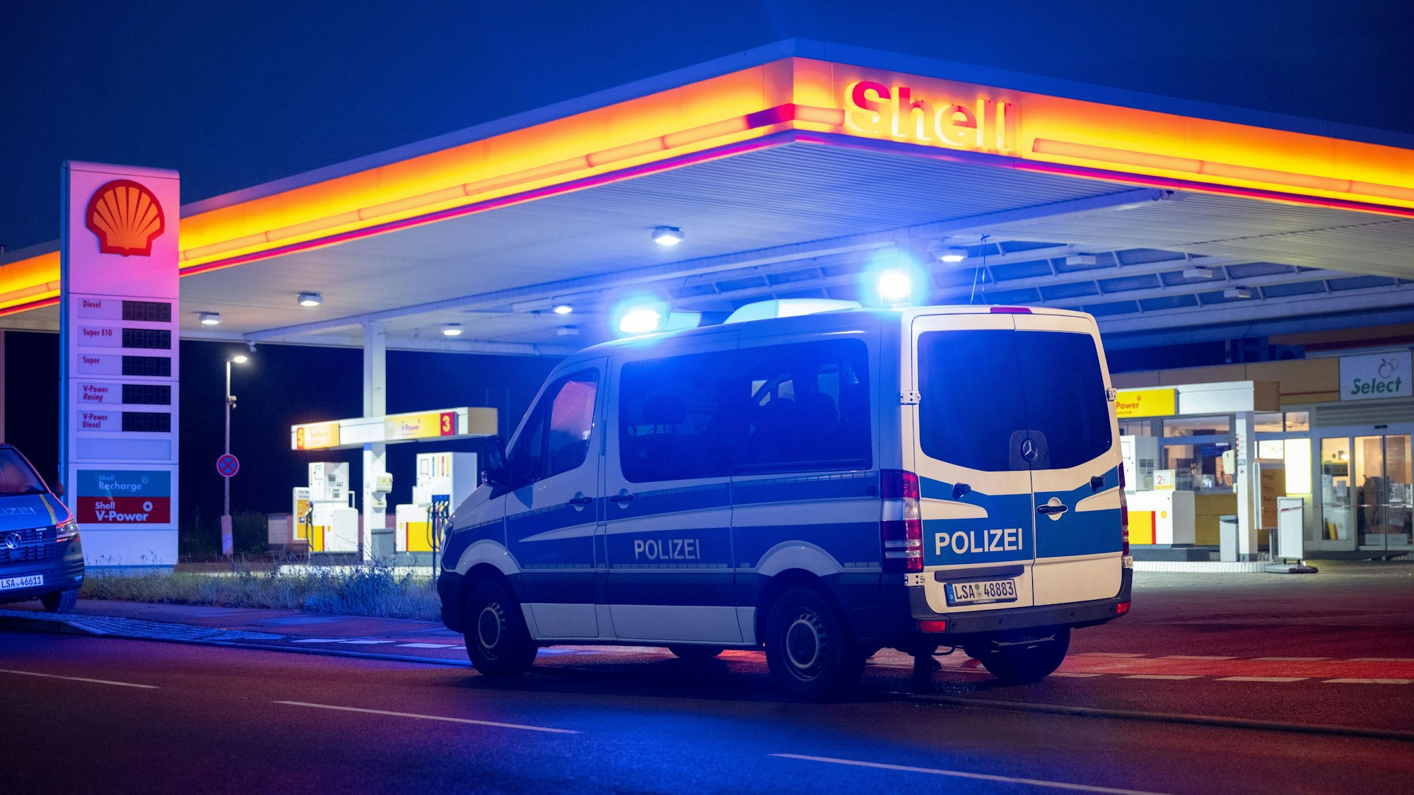Die Polizei sichert den Tatort an einer Tankstelle (Symbolfoto).