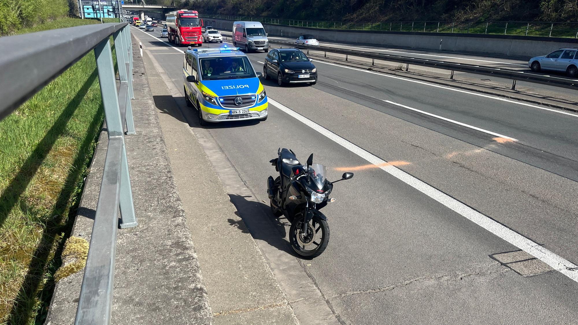 Die Feuerwehr hatte ausgelaufene Betriebsstoffe abgestreut.