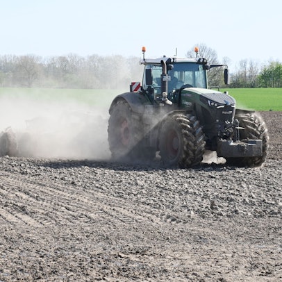Zwei Traktoren auf einem Acker im Kölner Norden. Im letzten Jahr ähnelten die Kölner Acker einer Seenlandschaft, nun verstauben sie.