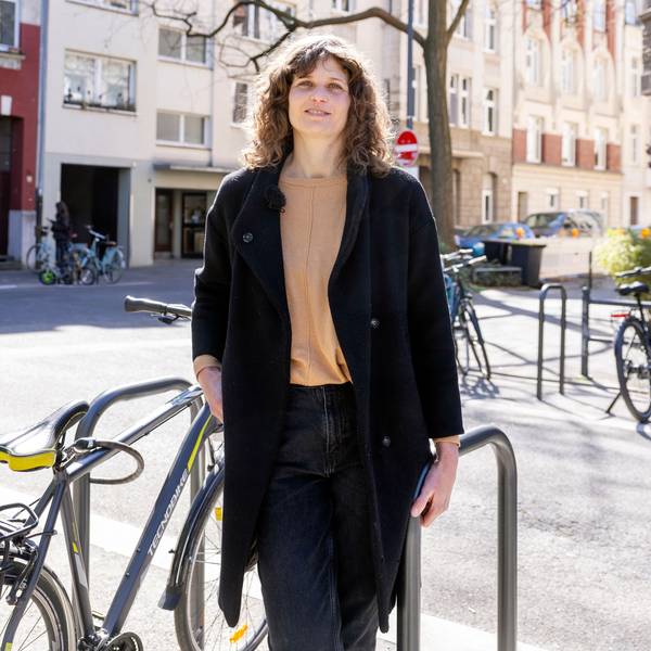 Britta Buch, die neue Fußverkehrsbeauftragte der Stadt Köln, steht auf der Kreuzung Leipziger Platz/Bülowstraße in Nippes.