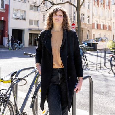 Britta Buch, die neue Fußverkehrsbeauftragte der Stadt Köln, steht auf der Kreuzung Leipziger Platz/Bülowstraße in Nippes.
