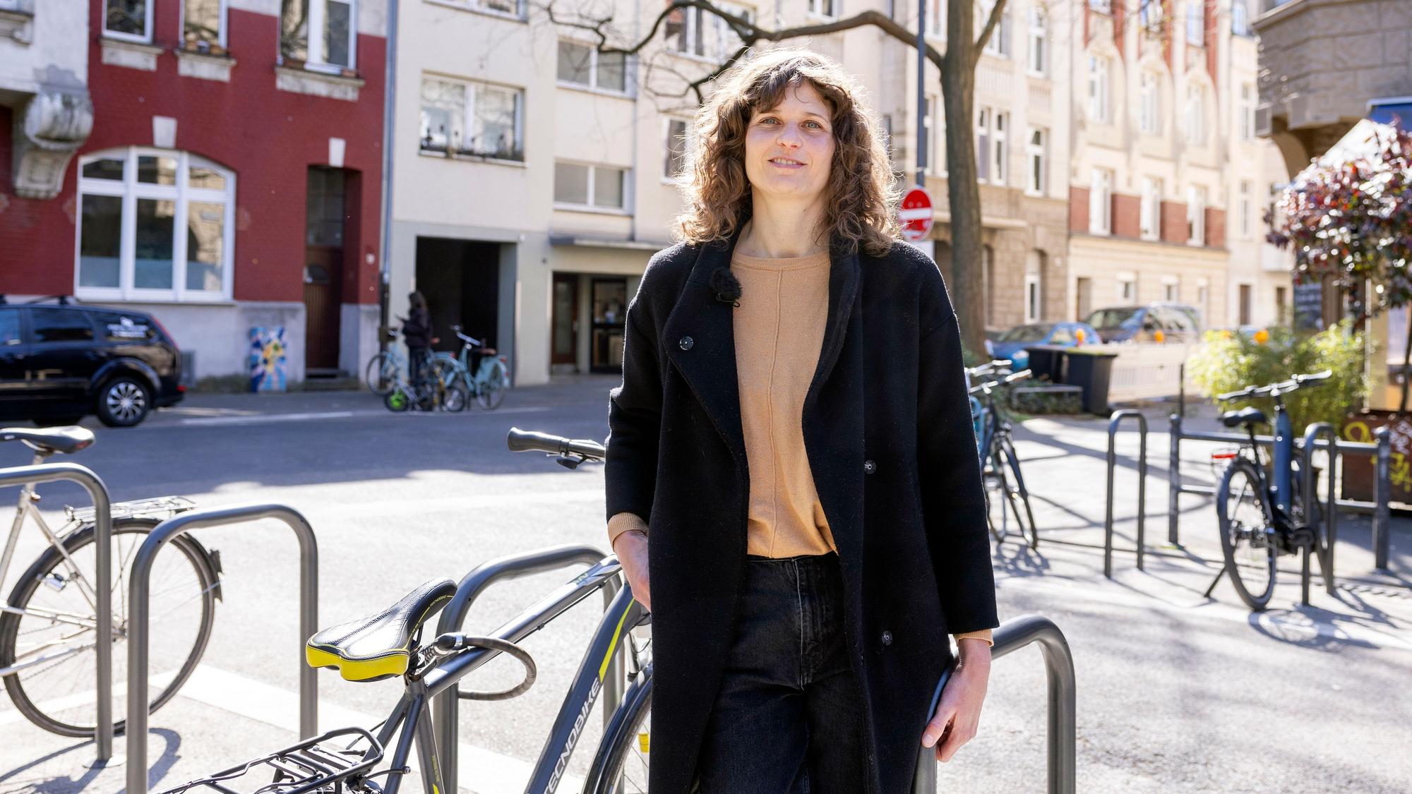 Britta Buch, die neue Fußverkehrsbeauftragte der Stadt Köln, steht auf der Kreuzung Leipziger Platz/Bülowstraße in Nippes.