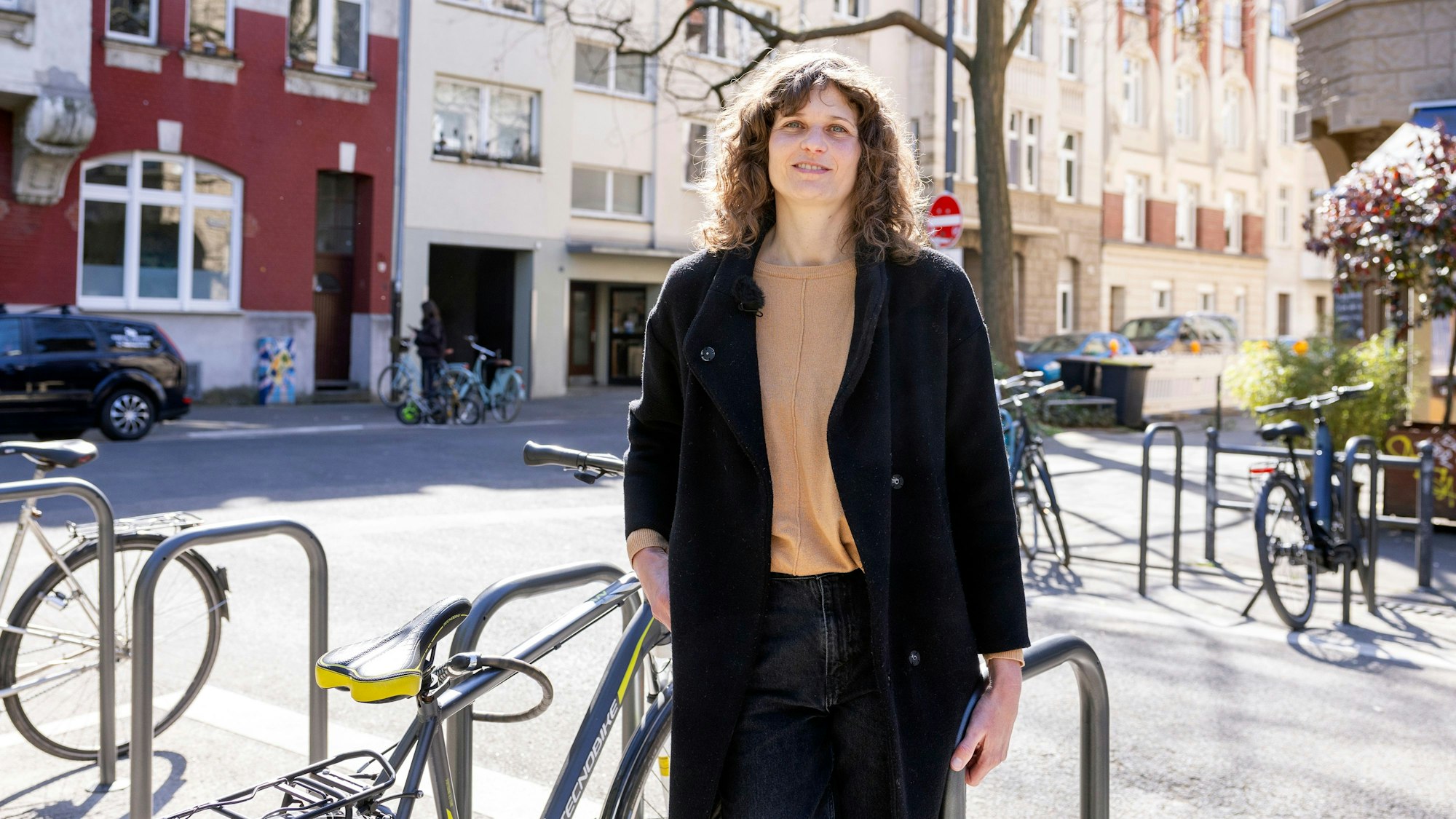 Britta Buch, die neue Fußverkehrsbeauftragte der Stadt Köln, steht auf der Kreuzung Leipziger Platz/Bülowstraße in Nippes.