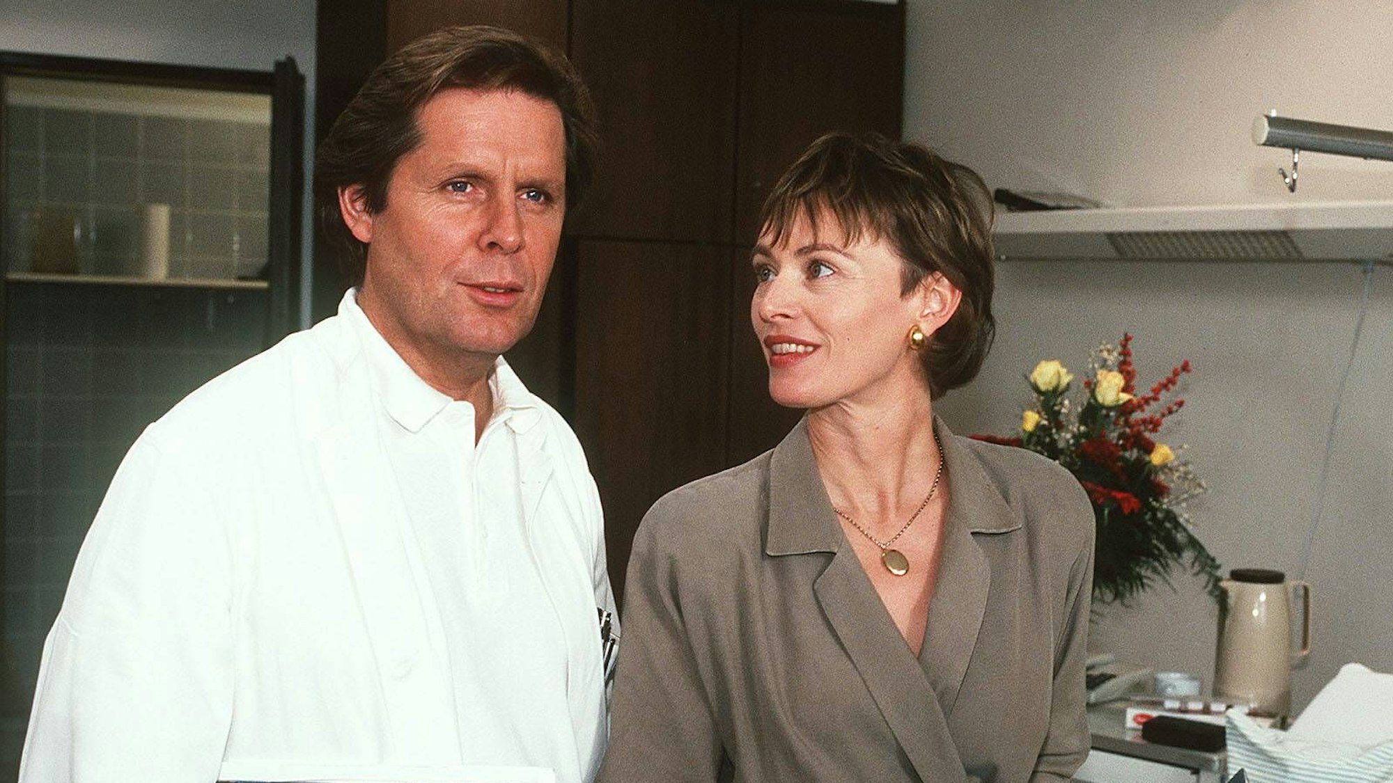 Sigmar Solbach in seiner bekanntesten Rolle als Frauenarzt Dr. Stefan Frank. Hier in einer Szene mit seiner Kollegin Ilona Grübel.