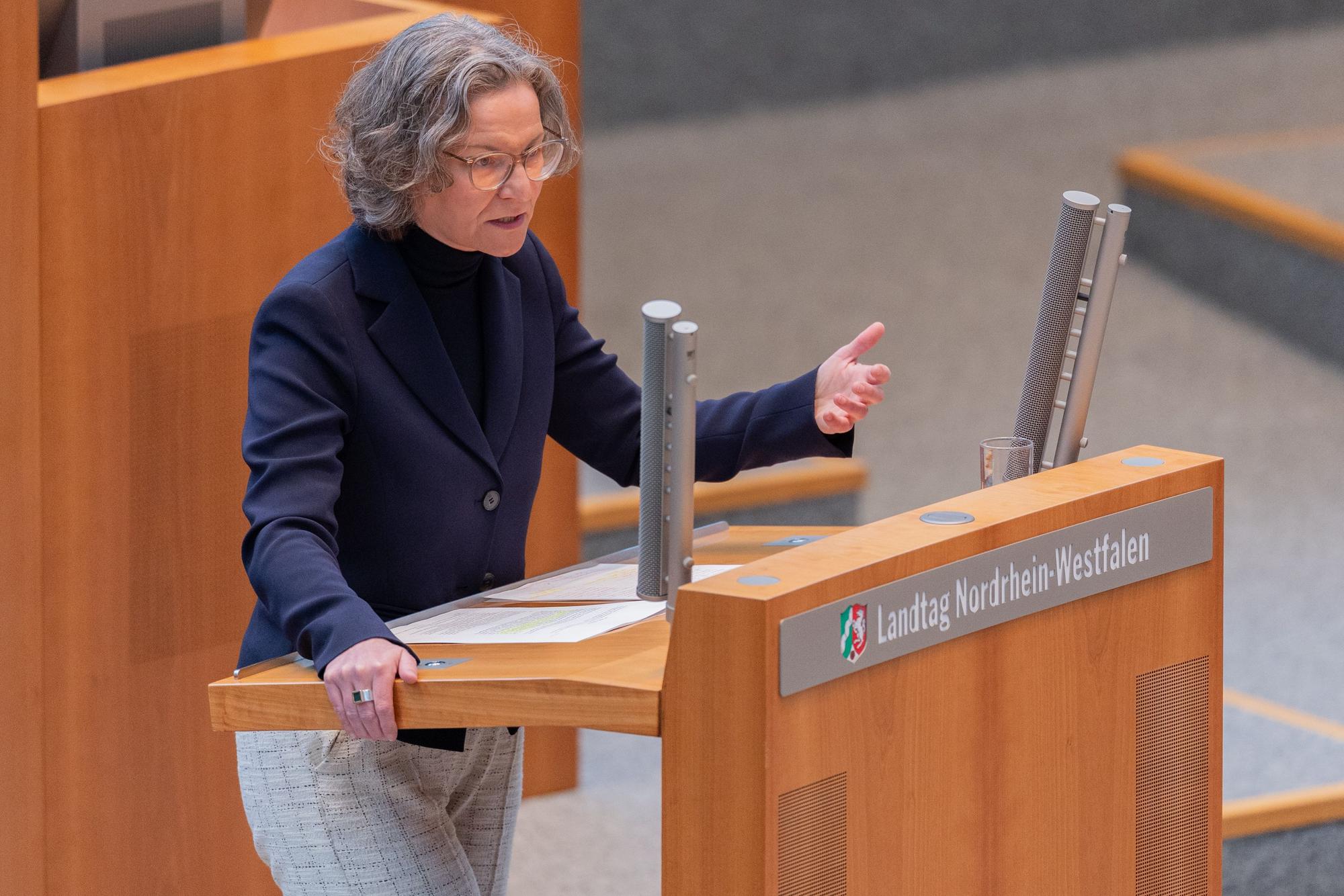 Ina Scharrenbach (CDU), Kommunalministerin und Bauministerin von Nordrhein-Westfalen, spricht im Plenum des Landtags.
