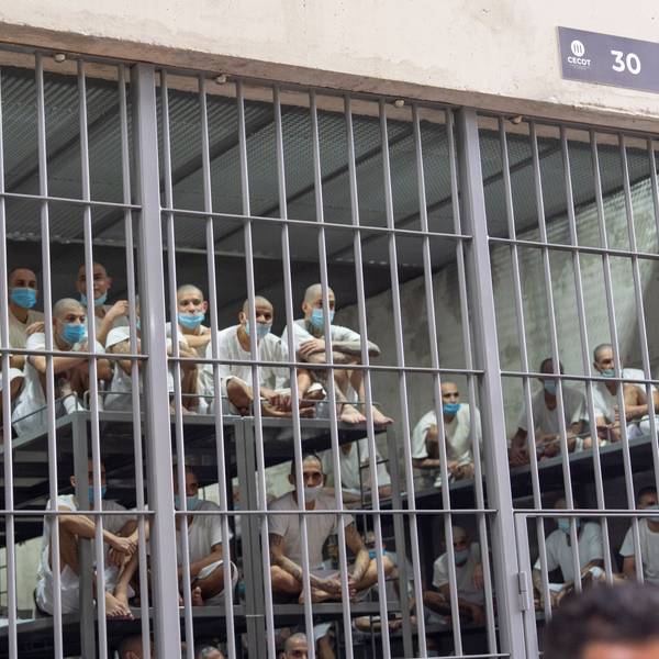 Gefangene schauen aus ihrer Zelle, während Heimatschutzministerin Kristi Noem das Terroristengefängnis in Tecoluca, El Salvador, besichtigt.