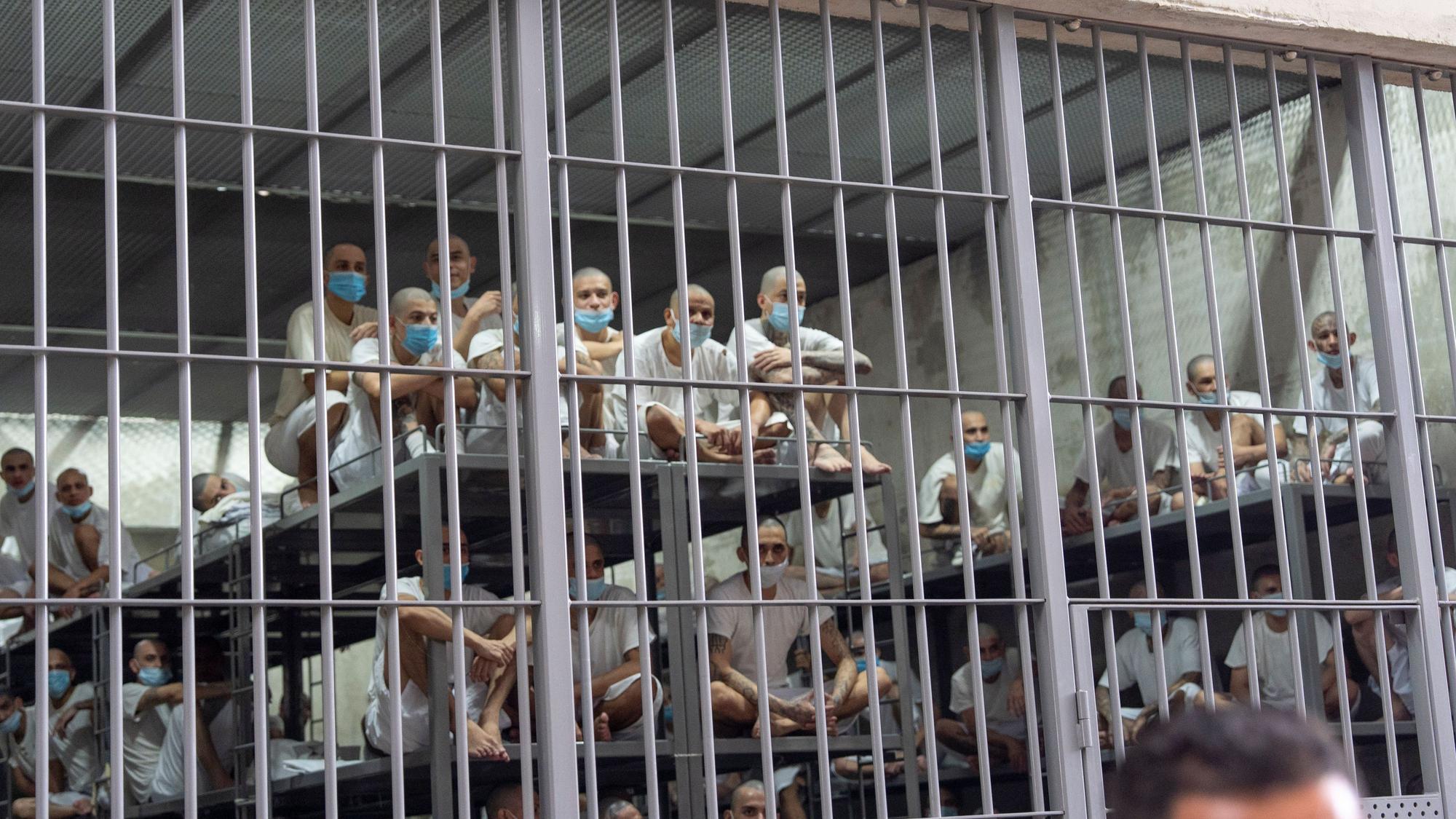 Gefangene schauen aus ihrer Zelle, während Heimatschutzministerin Kristi Noem das Terroristengefängnis in Tecoluca, El Salvador, besichtigt.