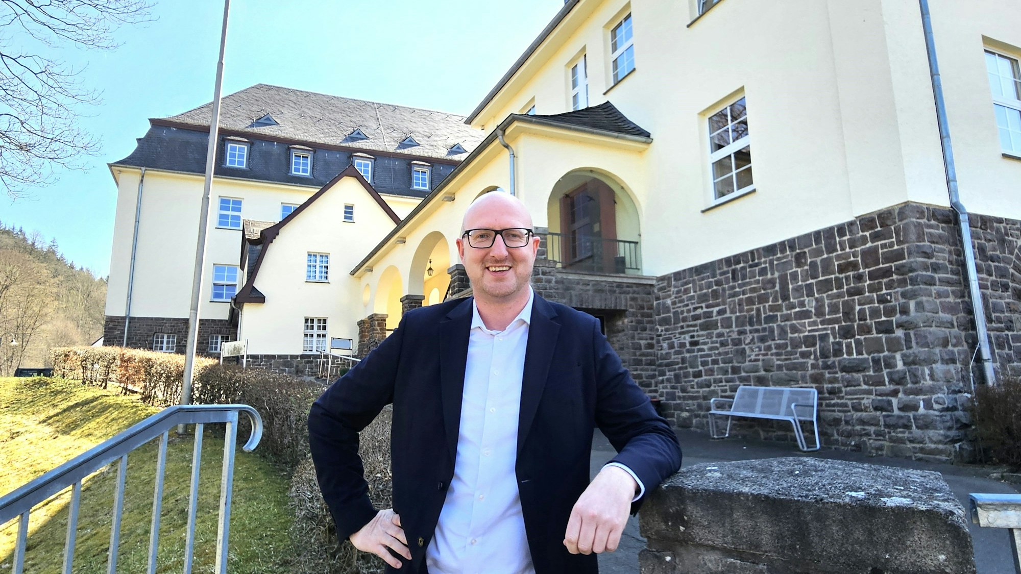 Ingo Pfennings steht vor dem Rathaus.