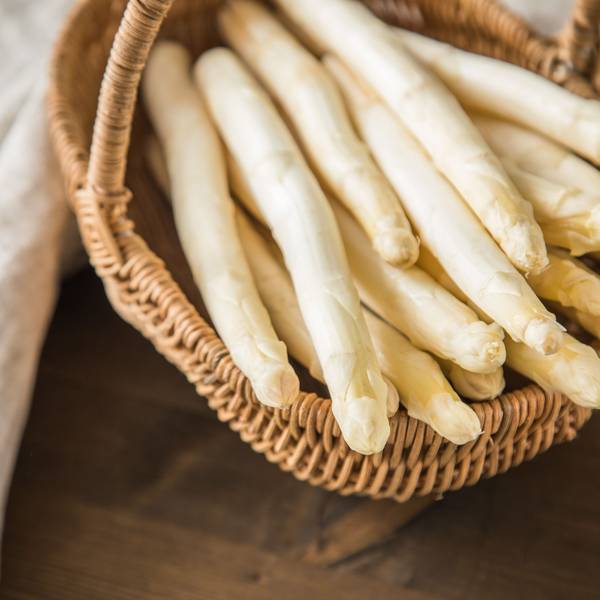 Spargel in einem Korb. (Symbolbild)