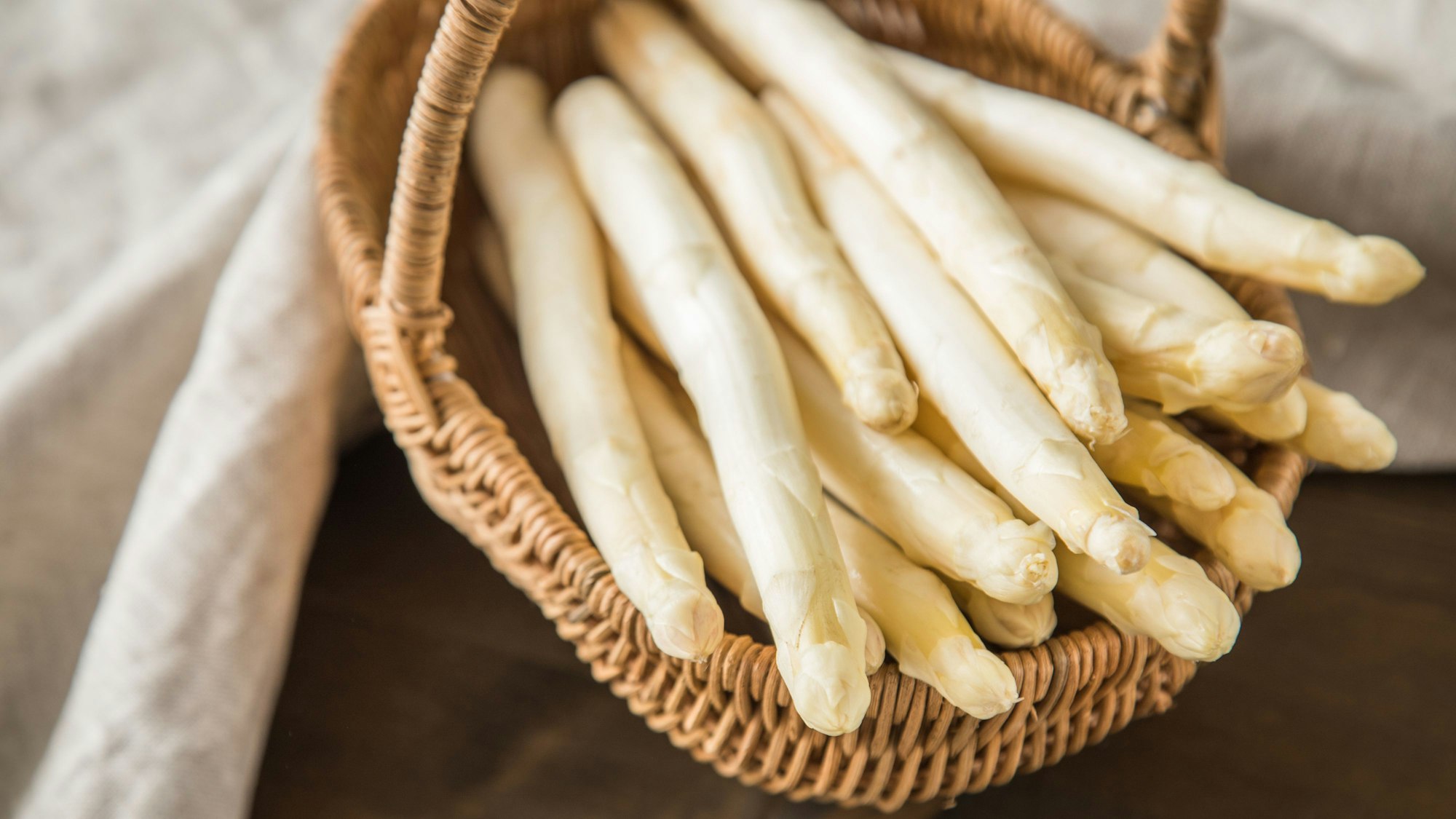 Spargel in einem Korb. (Symbolbild)