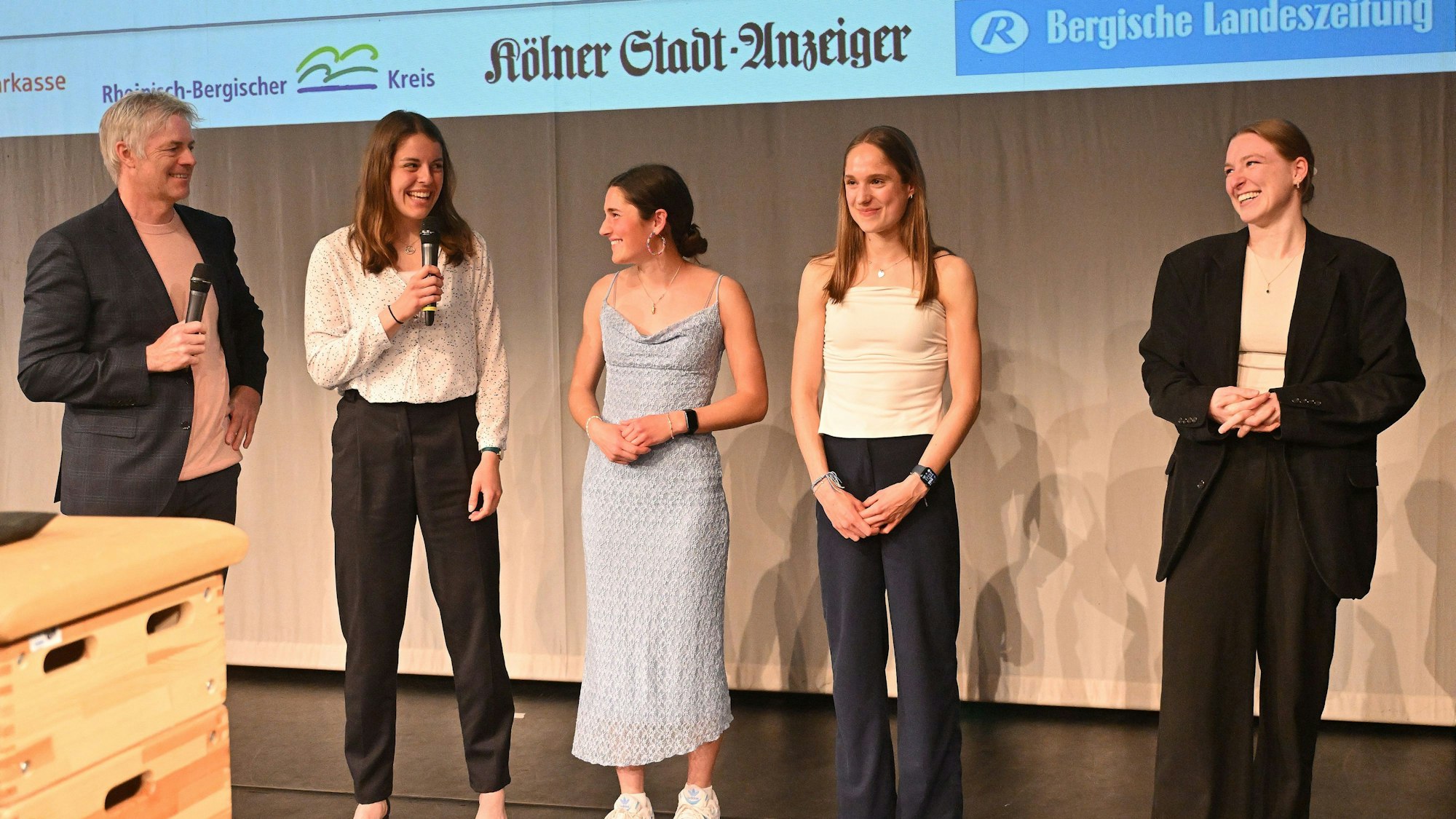 Das Foto zeigt die Frauenstaffel des TV Herkenrath