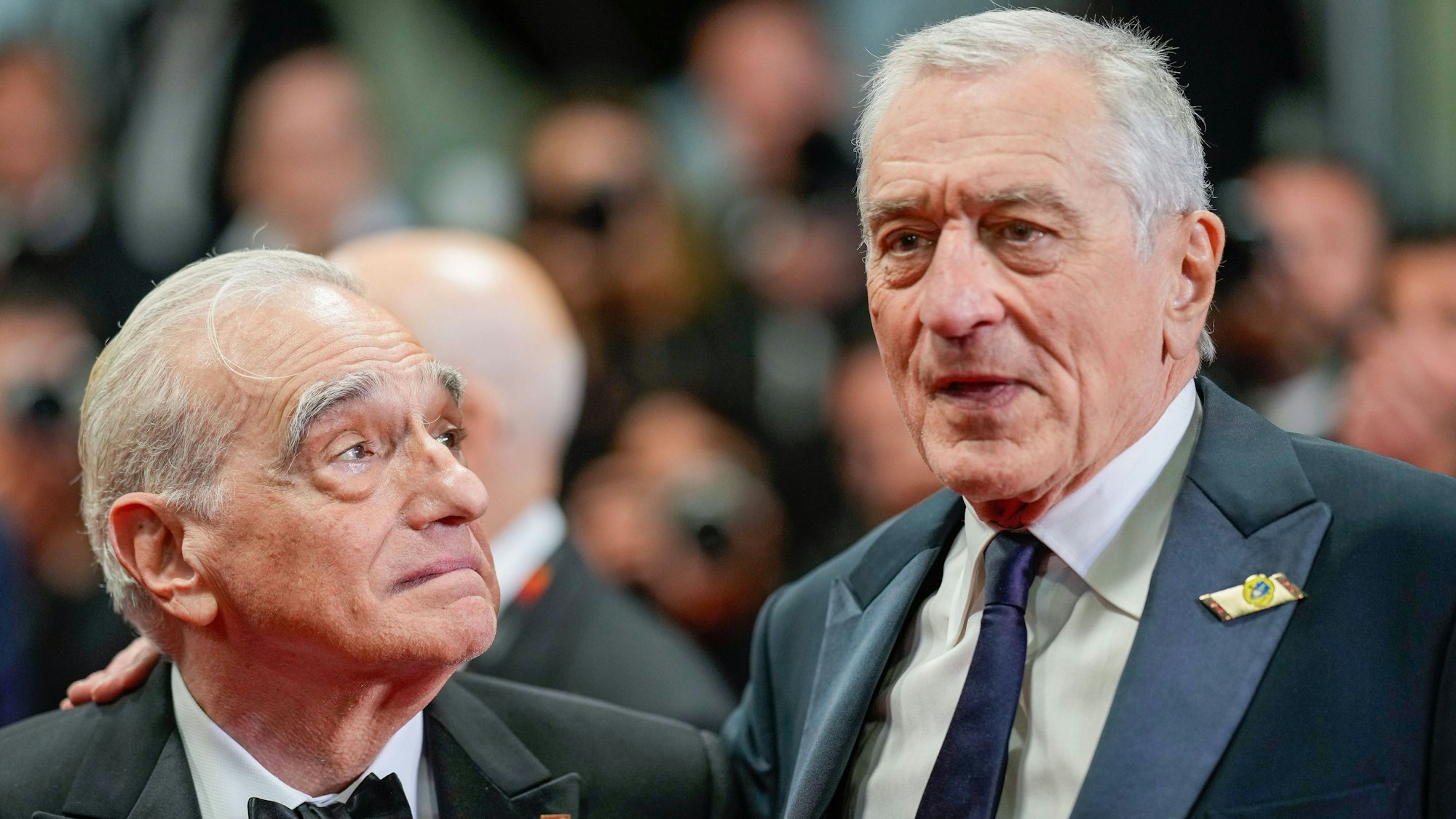 Das Bild zeigt Regie-Legende Martin Scorsese (links) und Robert de Niro (rechts) bei den Filmfestspielen von Cannes im Jahr 2023.