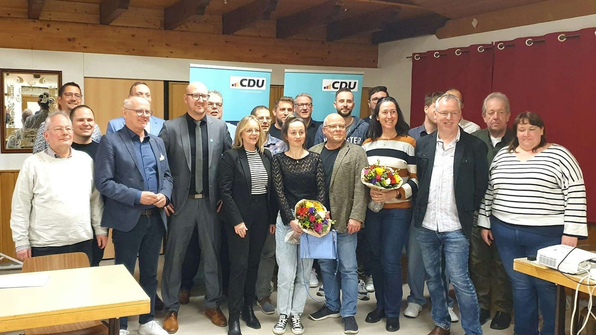 Die Bewerber für den Kreistag und den Stadtrat stehen nebeneinander.