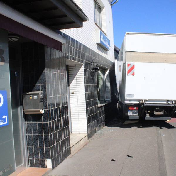 Verunfallter Lkw in Schildgen am Montag (8.4.).