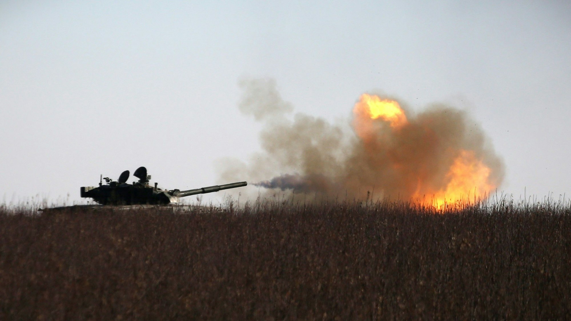 Ein ukrainischer Panzer schießt auf russische Stellungen. (Archivbild)