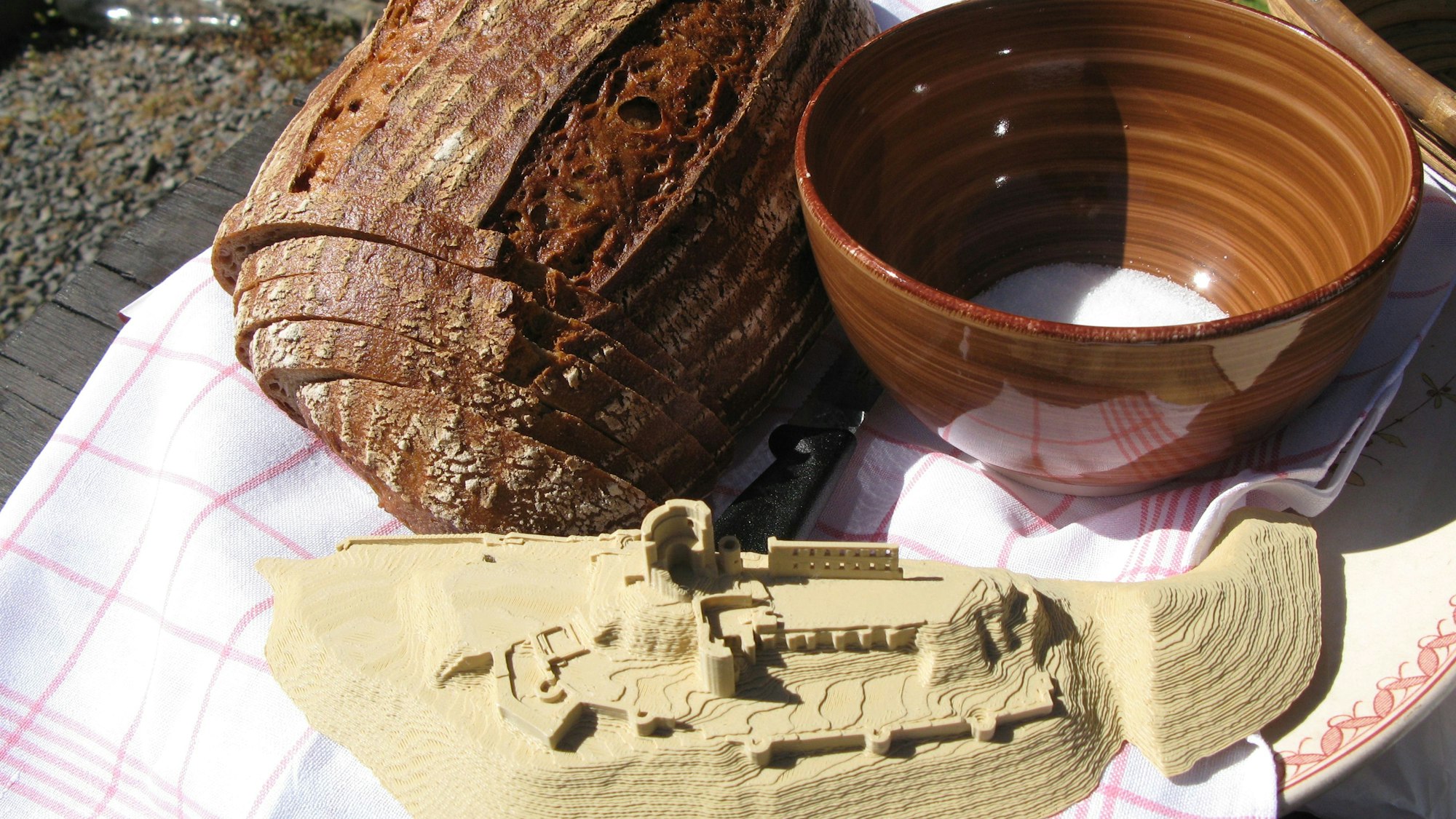 Das Brot, Salz und ein Modell der Windecker Burgruine bekamen die Gäste aus Düsseldorf in Altwindeck geschenkt.