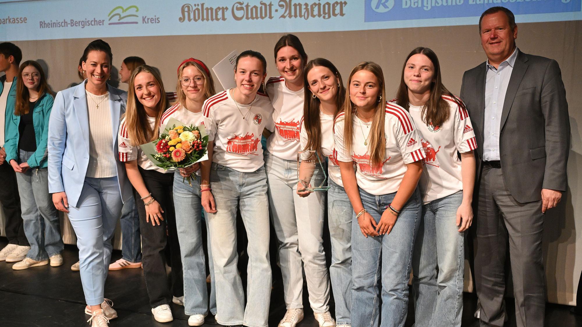 Das Foto zeigt die Hockeyfrauen des THC Rot-Weiß Bergisch Gladbach
