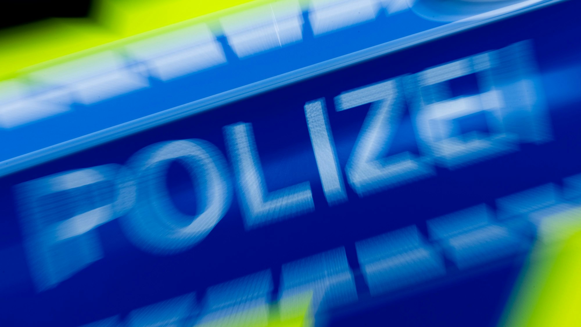 Das Foto zeigt einen Einsatzwagen mit dem Schriftzug „Polizei“.