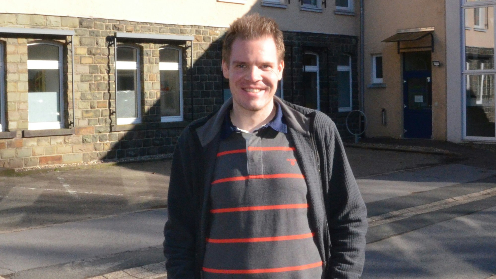 SPD-Bürgermeisterkandidat Fabian Geisel auf dem Parkplatz des Heier Rathauses