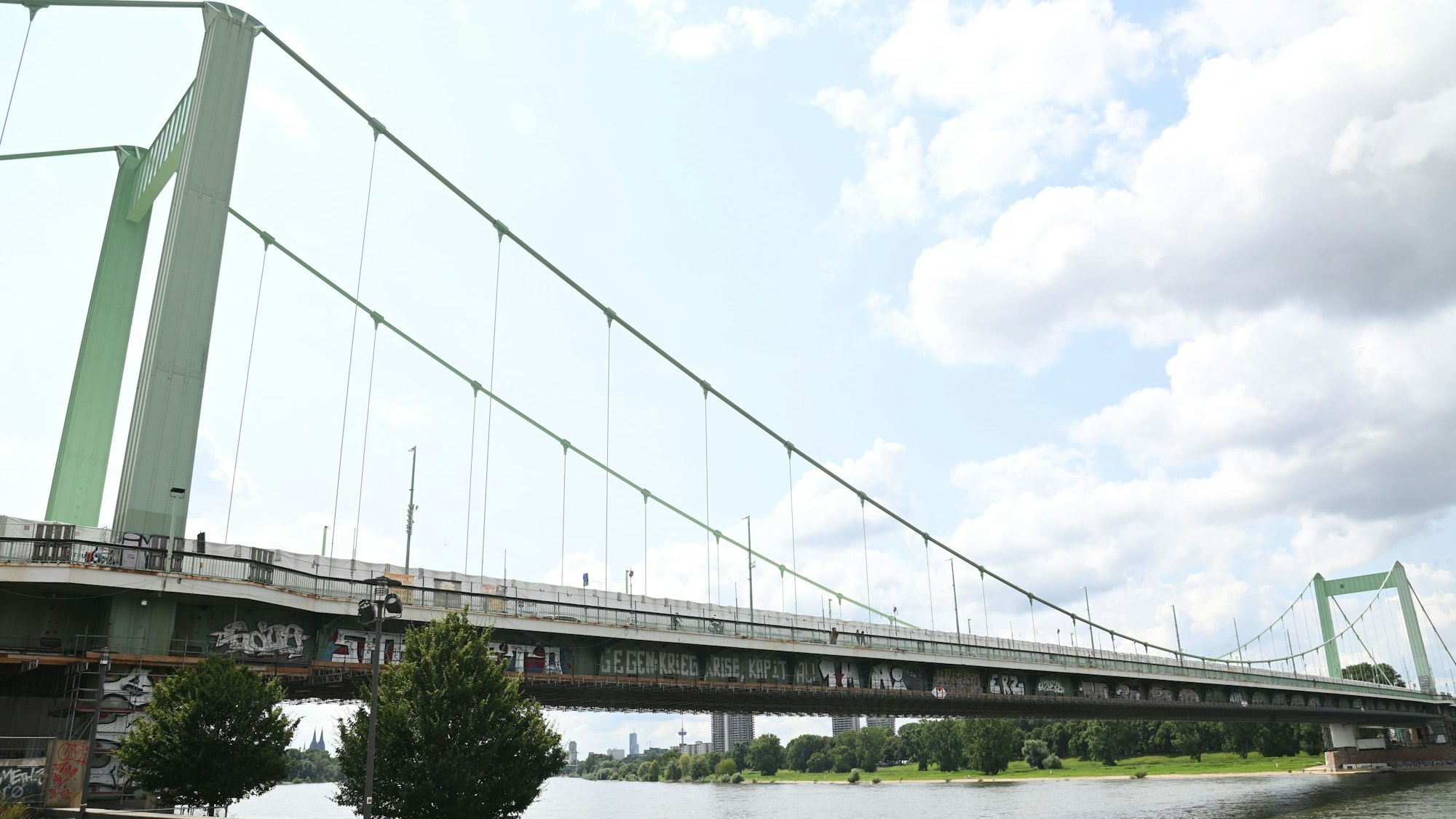 Die Mülheimer Brücke wird seit Jahren saniert.
