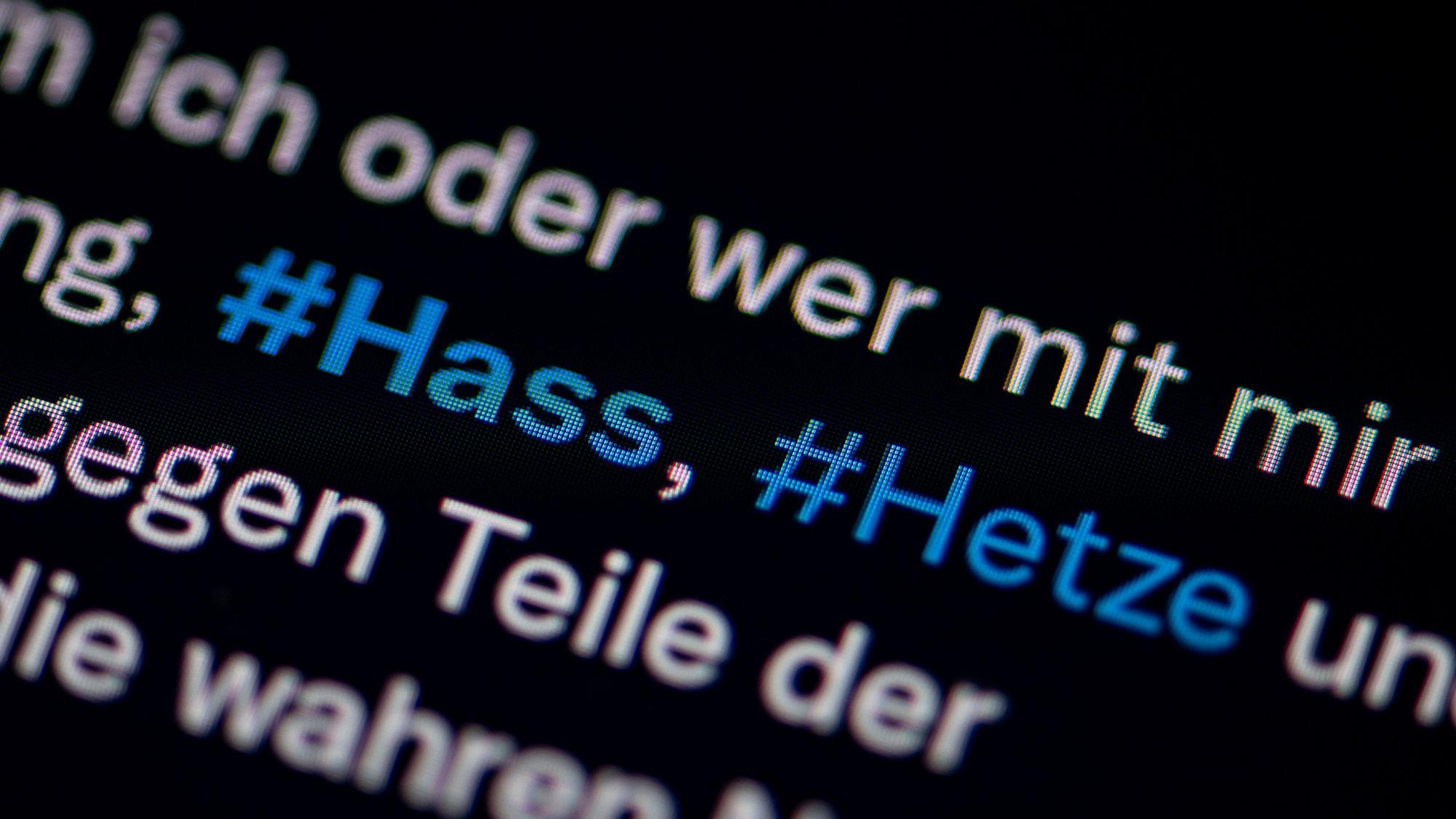 Auf dem Bildschirm eines Smartphones sieht man die Hashtags Hass und Hetze in einem Twitter-Post. Foto: picture alliance/dpa
