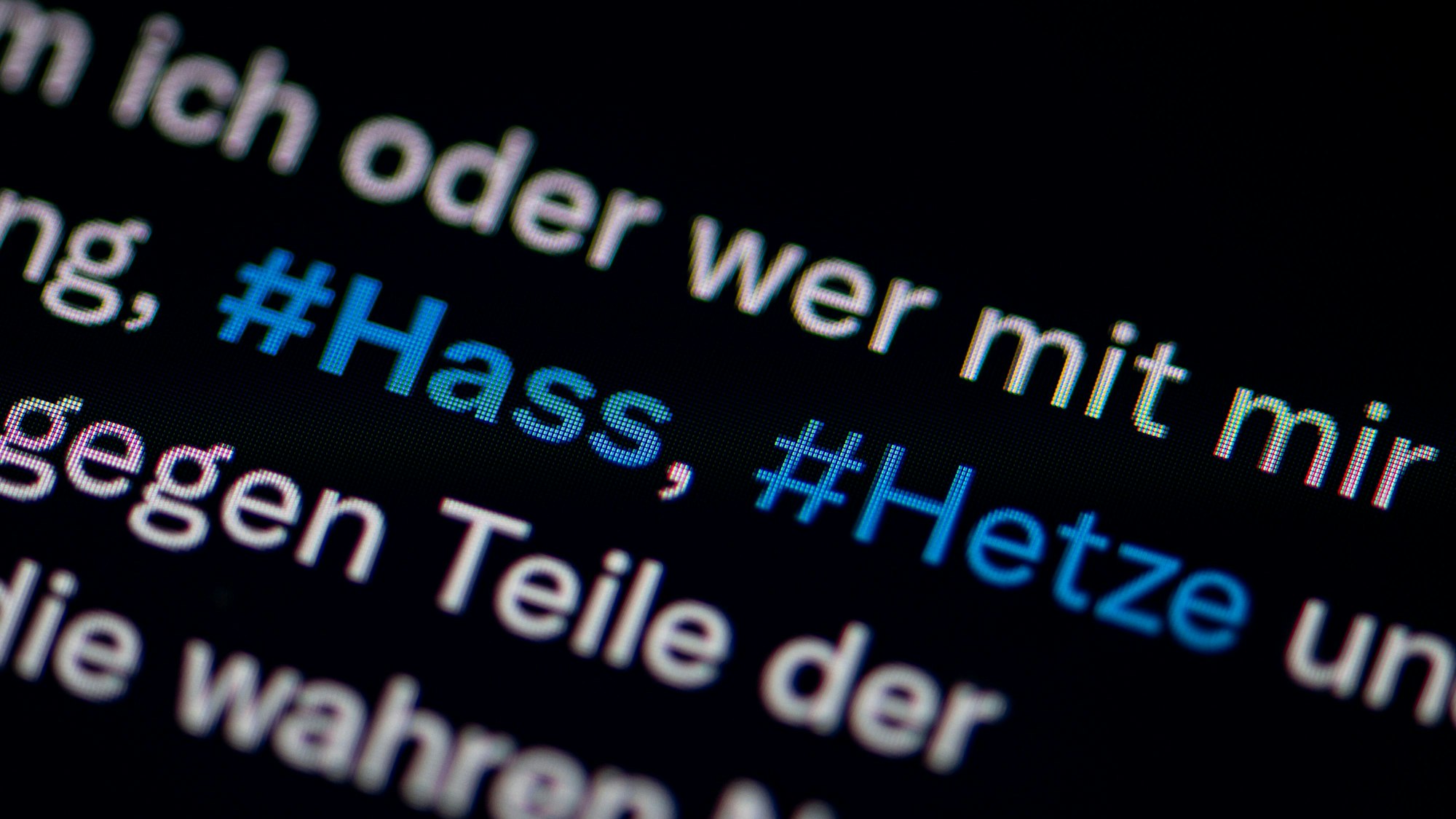 Auf dem Bildschirm eines Smartphones sieht man die Hashtags Hass und Hetze in einem Twitter-Post. Foto: picture alliance/dpa