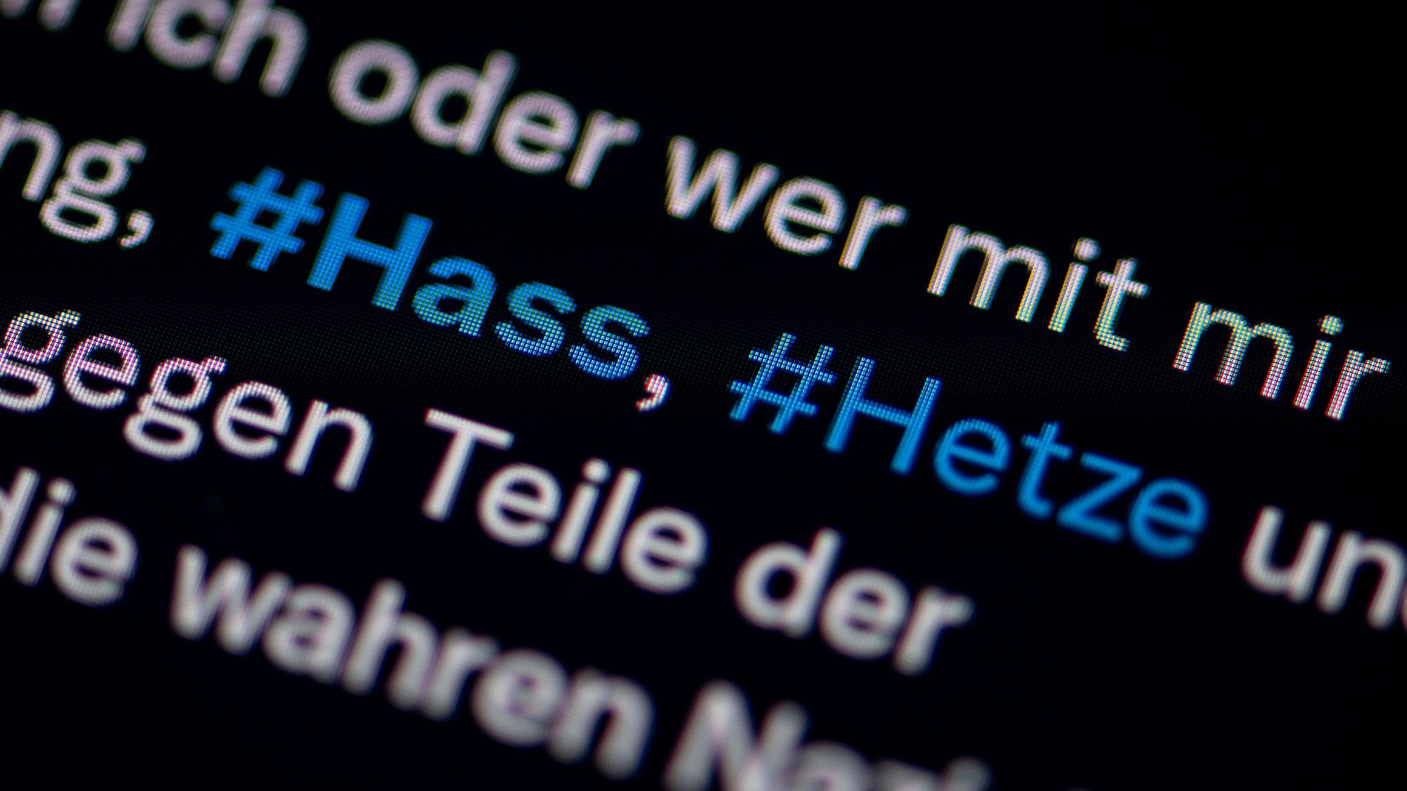 Auf der Plattform X soll der Angeklagte unter anderem Morddrohungen verbreitet haben.